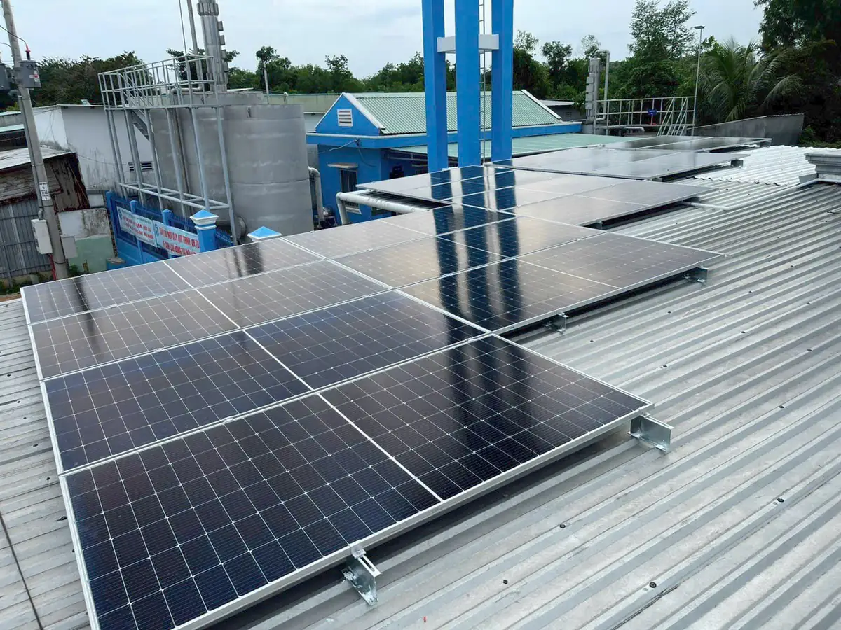 dàn pin mặt trời áp mái kim loại sau khi lắp đặt dàn pin mặt trời áp mái kim loại sau khi lắp đặt